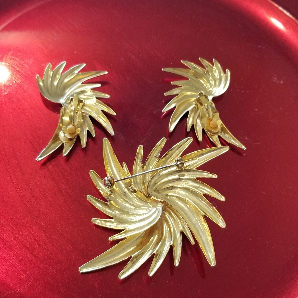 Elegant Vintage Gold Starburst Clip-on Earring & Brooch. Earrings 2", Broach 3" - Picture 2 of 2